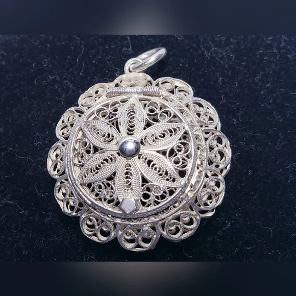 Vintage Sterling Silver Floral Filigree Locket Charm Pendant - Picture 4 of 6